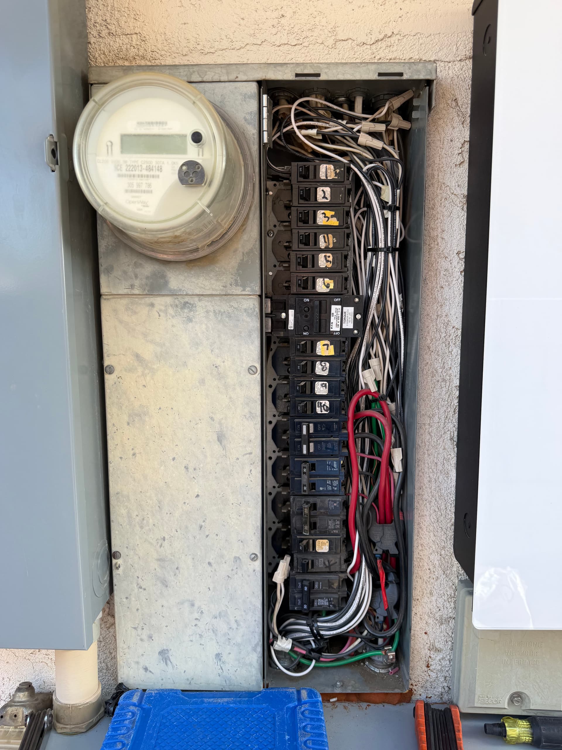 Gallery photos for Burned-Up 200A Main Breaker Replaced Before It Got Worse: Image #1